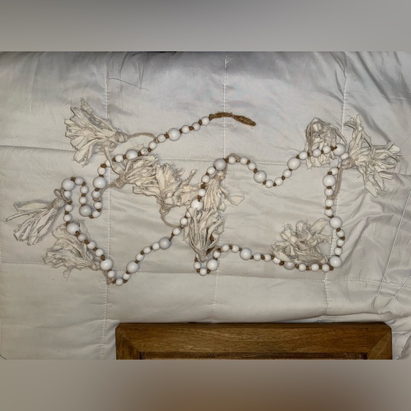 Other - White and Tan Beaded Garland